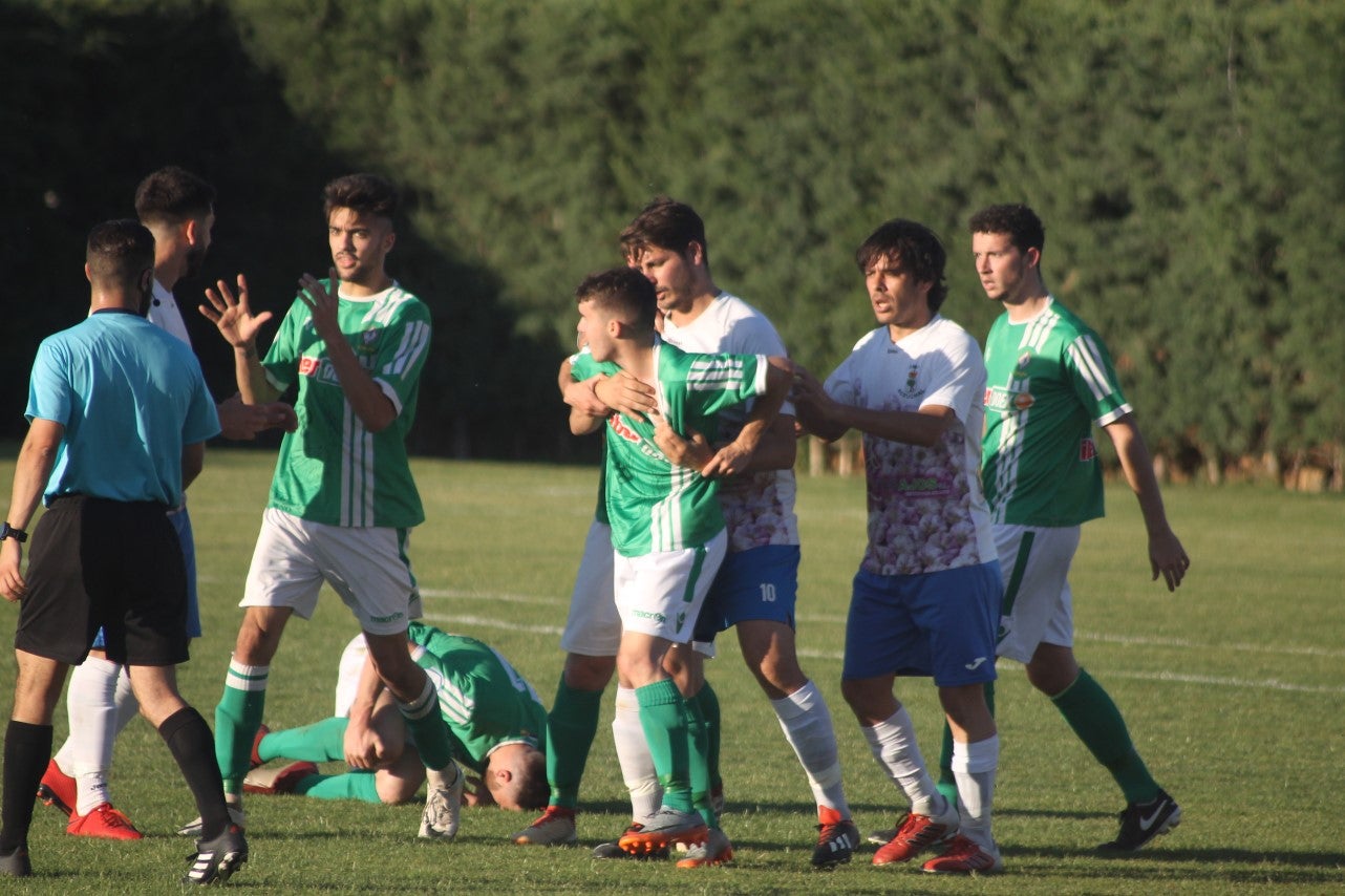 Imágenes del encuentro de la 37ª jornada de liga de Tercera División disputado en el Municipal de San Roque y que terminó 0-2 (12-05-2019)