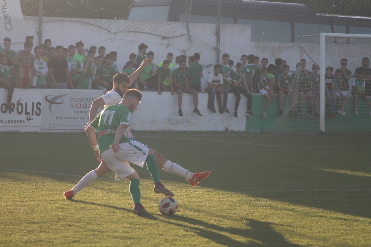 Imágenes del encuentro de la 37ª jornada de liga de Tercera División disputado en el Municipal de San Roque y que terminó 0-2 (12-05-2019)
