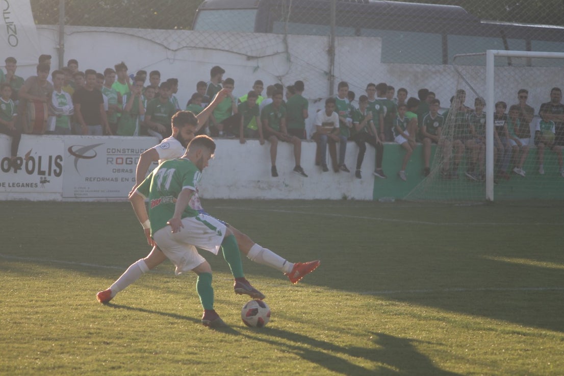 Imágenes del encuentro de la 37ª jornada de liga de Tercera División disputado en el Municipal de San Roque y que terminó 0-2 (12-05-2019)