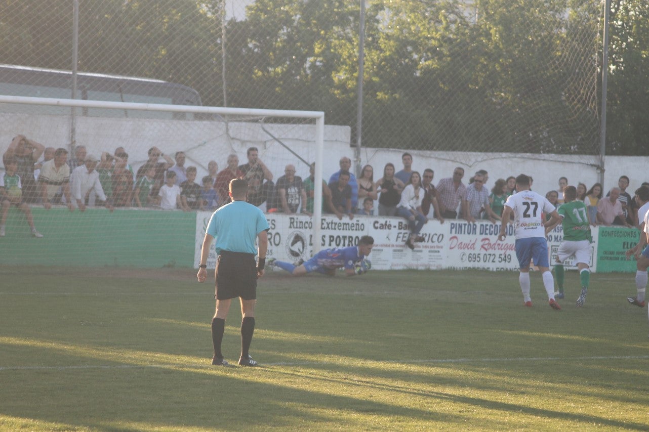 Imágenes del encuentro de la 37ª jornada de liga de Tercera División disputado en el Municipal de San Roque y que terminó 0-2 (12-05-2019)