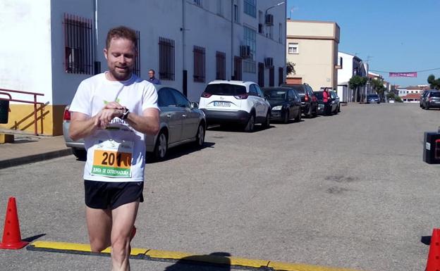 Galería. Llegada de Abel Caro, campeón de la prueba