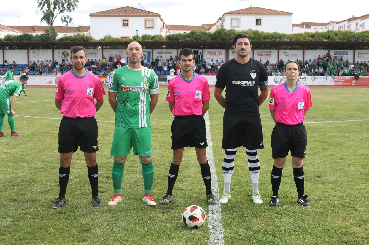 Algunas imágenes del último encuentro de liga de Tercera División disputado en la Ciudad Deportiva de Olivenza y que acabó 3-1 (19-05-2019)