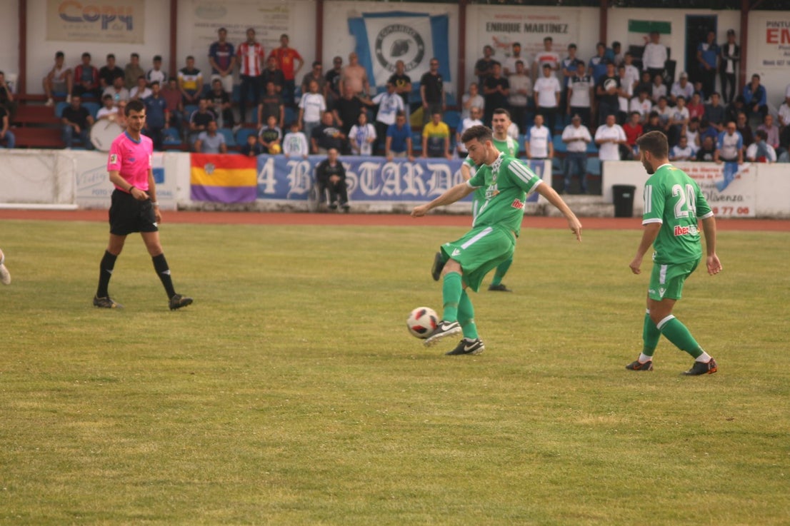 Algunas imágenes del último encuentro de liga de Tercera División disputado en la Ciudad Deportiva de Olivenza y que acabó 3-1 (19-05-2019)