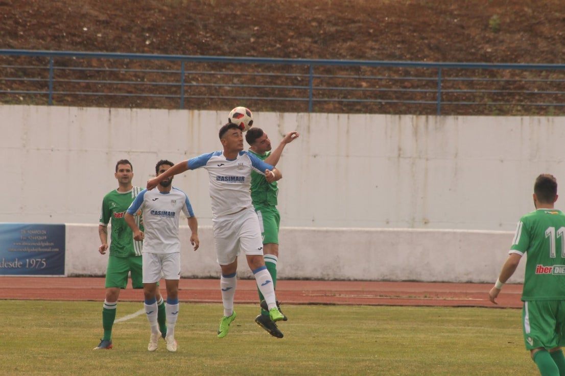 Algunas imágenes del último encuentro de liga de Tercera División disputado en la Ciudad Deportiva de Olivenza y que acabó 3-1 (19-05-2019)
