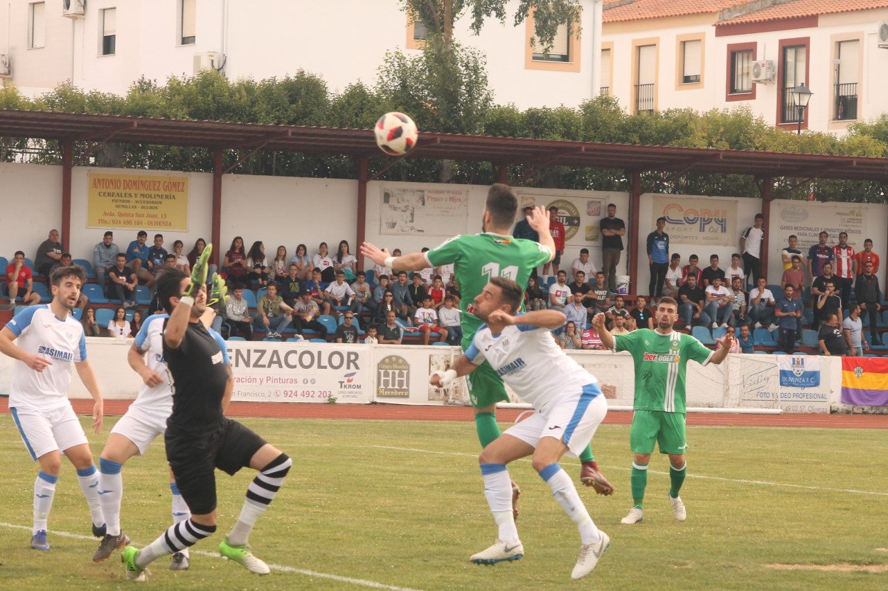 Algunas imágenes del último encuentro de liga de Tercera División disputado en la Ciudad Deportiva de Olivenza y que acabó 3-1 (19-05-2019)