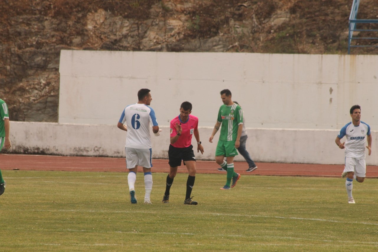 Algunas imágenes del último encuentro de liga de Tercera División disputado en la Ciudad Deportiva de Olivenza y que acabó 3-1 (19-05-2019)
