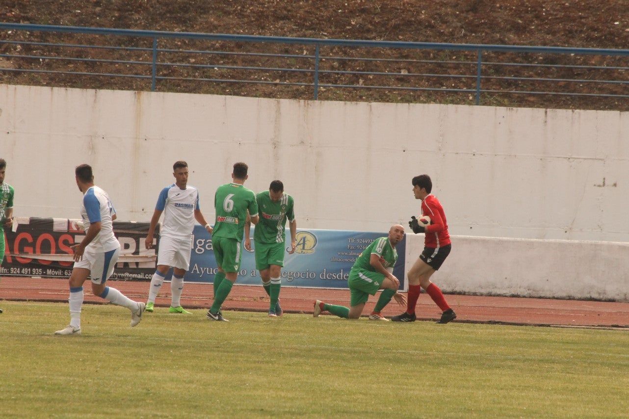 Algunas imágenes del último encuentro de liga de Tercera División disputado en la Ciudad Deportiva de Olivenza y que acabó 3-1 (19-05-2019)