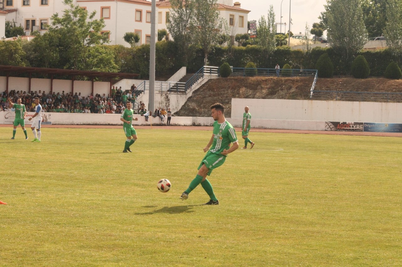 Algunas imágenes del último encuentro de liga de Tercera División disputado en la Ciudad Deportiva de Olivenza y que acabó 3-1 (19-05-2019)