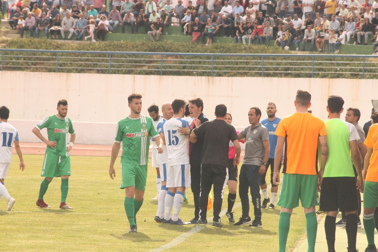 Algunas imágenes del último encuentro de liga de Tercera División disputado en la Ciudad Deportiva de Olivenza y que acabó 3-1 (19-05-2019)