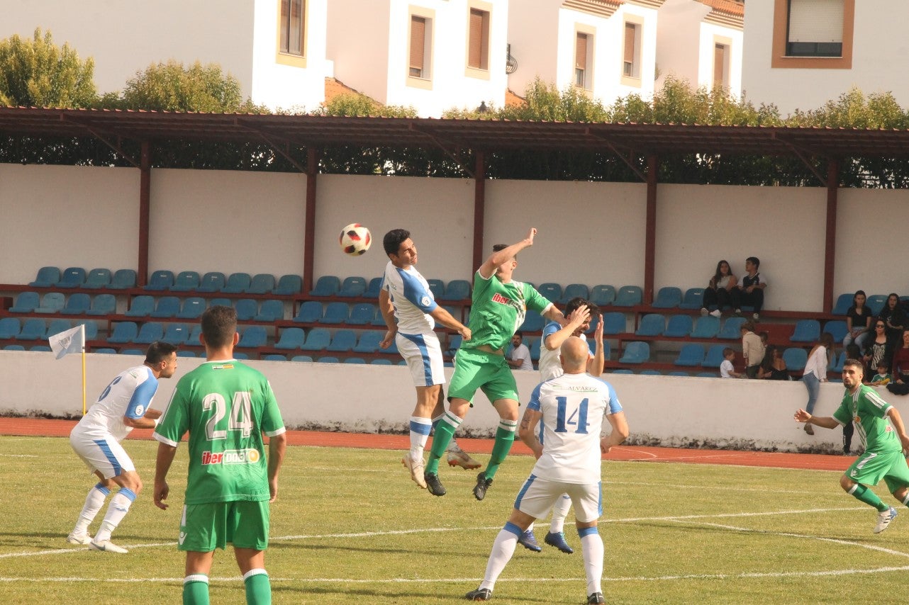 Algunas imágenes del último encuentro de liga de Tercera División disputado en la Ciudad Deportiva de Olivenza y que acabó 3-1 (19-05-2019)