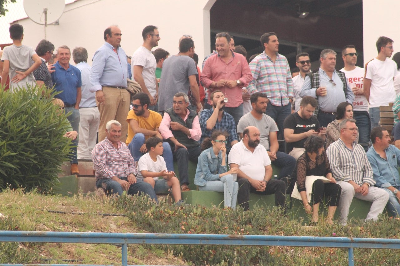 Algunas imágenes del último encuentro de liga de Tercera División disputado en la Ciudad Deportiva de Olivenza y que acabó 3-1 (19-05-2019)