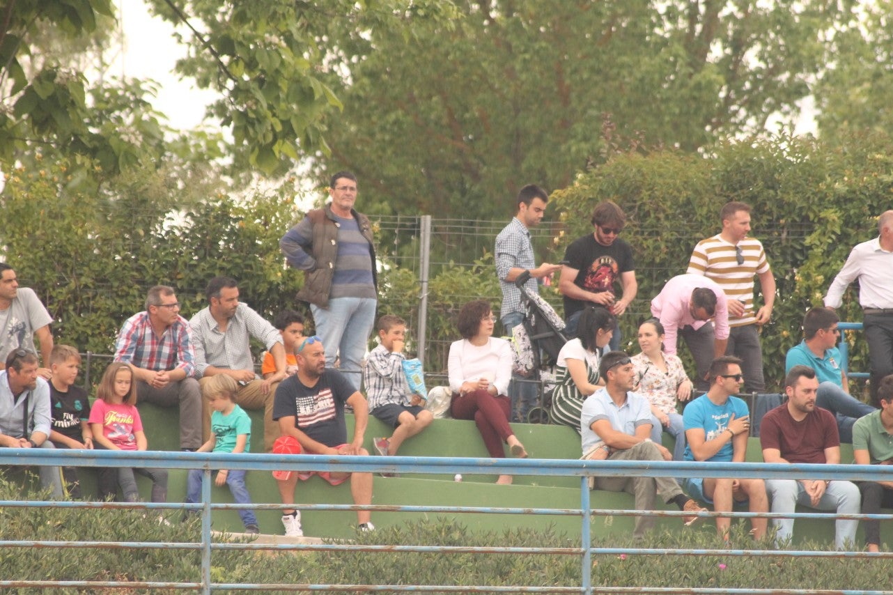 Algunas imágenes del último encuentro de liga de Tercera División disputado en la Ciudad Deportiva de Olivenza y que acabó 3-1 (19-05-2019)