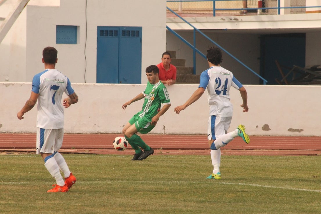 Algunas imágenes del último encuentro de liga de Tercera División disputado en la Ciudad Deportiva de Olivenza y que acabó 3-1 (19-05-2019)