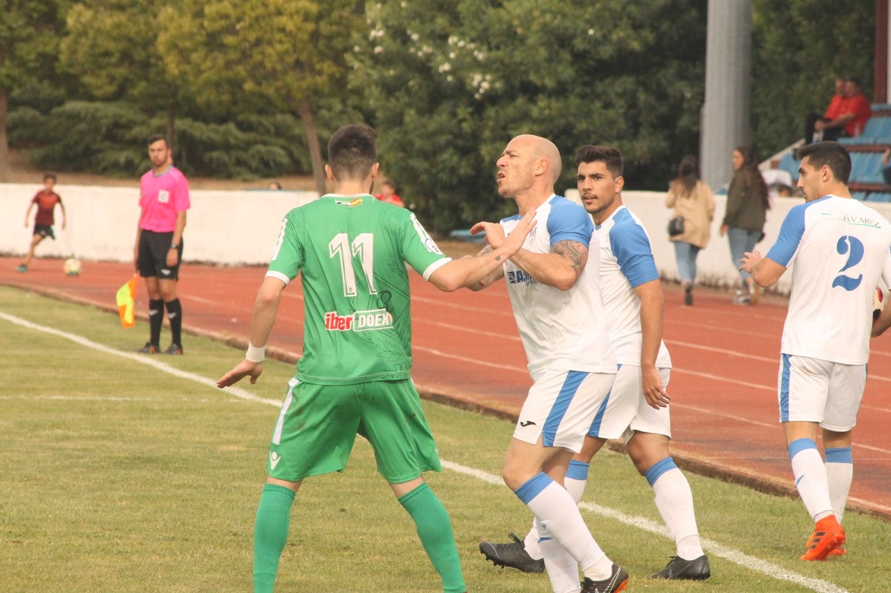 Algunas imágenes del último encuentro de liga de Tercera División disputado en la Ciudad Deportiva de Olivenza y que acabó 3-1 (19-05-2019)