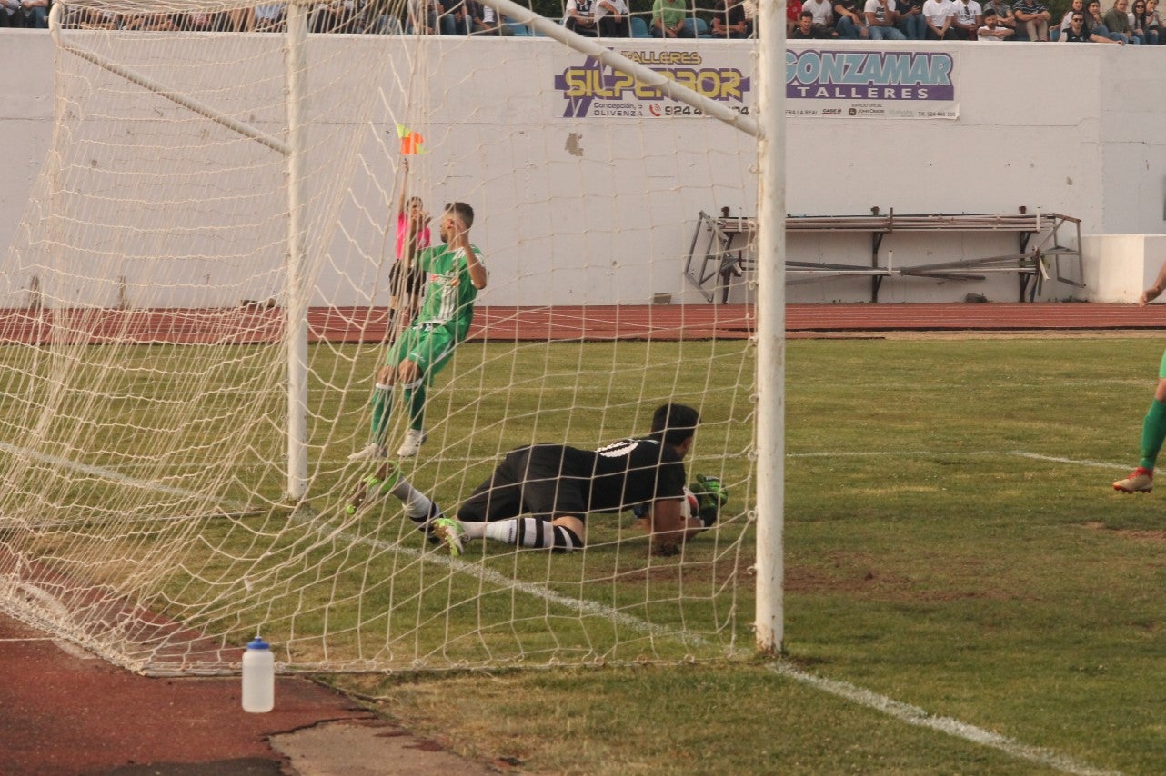 Algunas imágenes del último encuentro de liga de Tercera División disputado en la Ciudad Deportiva de Olivenza y que acabó 3-1 (19-05-2019)