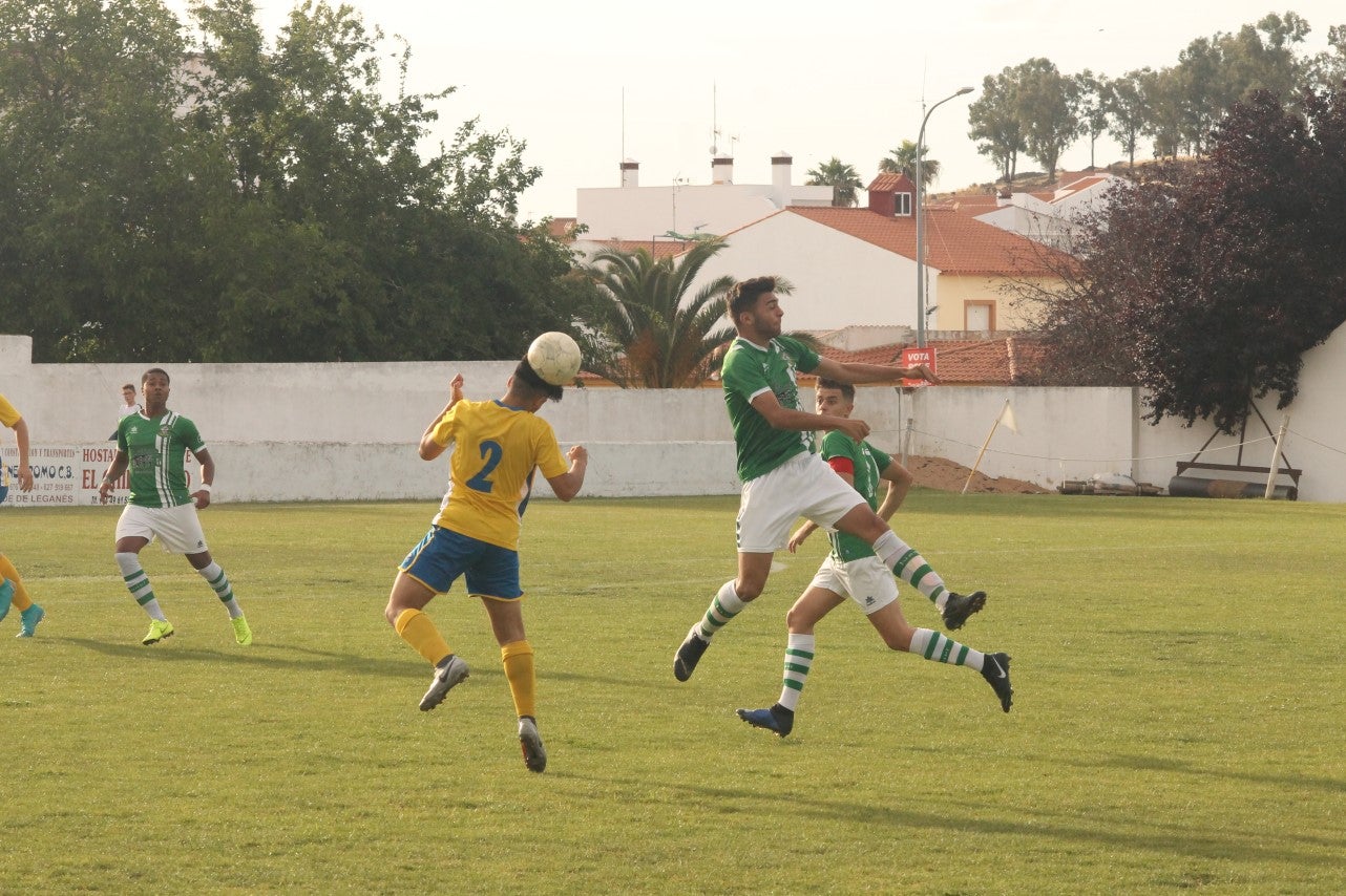 Algunas imágenes del encuentro de vuelta de la eliminatoria en la fase de ascenso a Primera División Juvenil Extremeña disputado en el Municipal de San Roque y que finalizó con 4-3 en el marcador y el ascenso de los valverdeños (24-05-2019)
