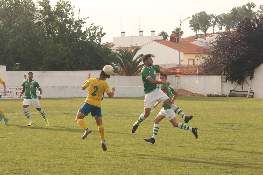 Algunas imágenes del encuentro de vuelta de la eliminatoria en la fase de ascenso a Primera División Juvenil Extremeña disputado en el Municipal de San Roque y que finalizó con 4-3 en el marcador y el ascenso de los valverdeños (24-05-2019)
