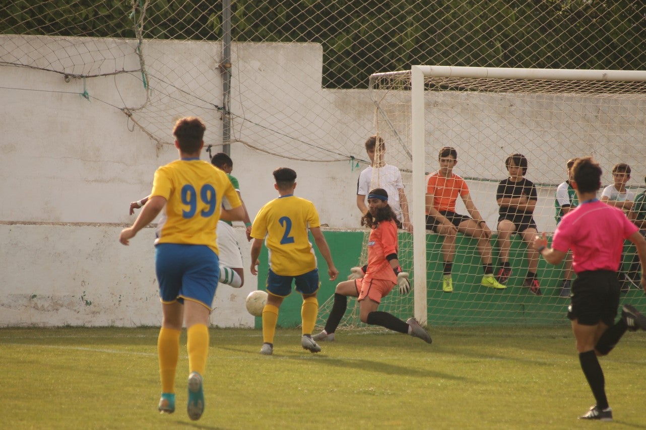 Algunas imágenes del encuentro de vuelta de la eliminatoria en la fase de ascenso a Primera División Juvenil Extremeña disputado en el Municipal de San Roque y que finalizó con 4-3 en el marcador y el ascenso de los valverdeños (24-05-2019)