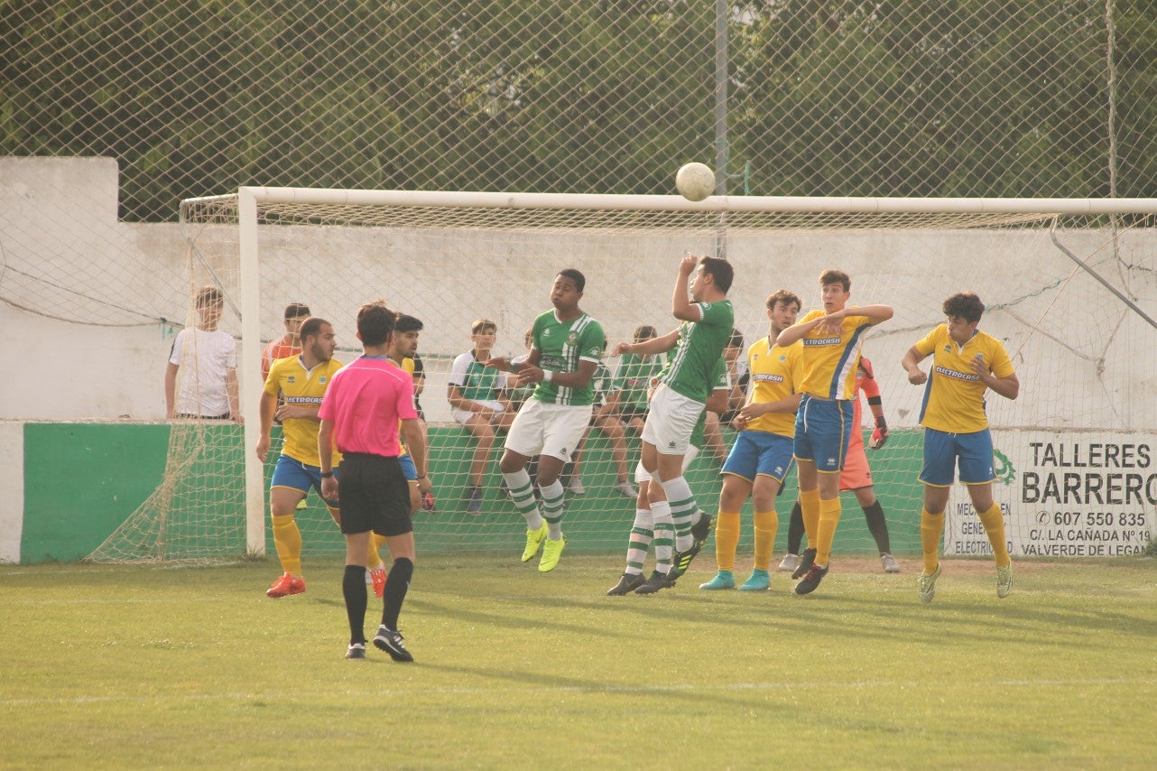 Algunas imágenes del encuentro de vuelta de la eliminatoria en la fase de ascenso a Primera División Juvenil Extremeña disputado en el Municipal de San Roque y que finalizó con 4-3 en el marcador y el ascenso de los valverdeños (24-05-2019)