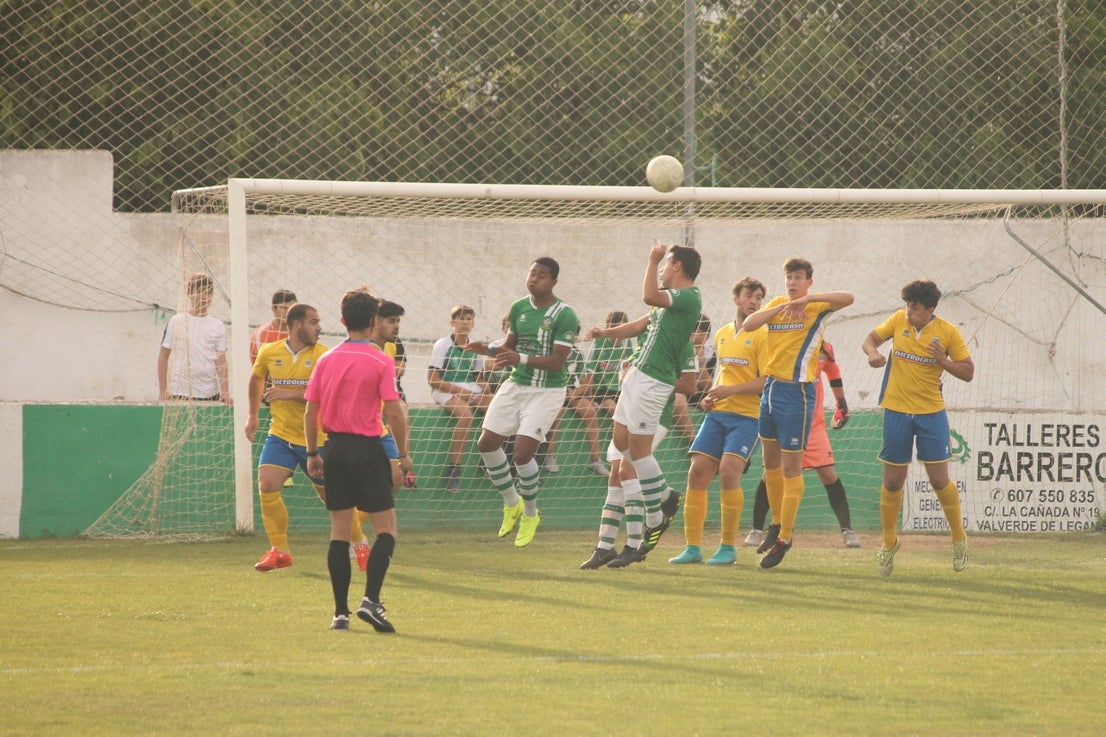 Algunas imágenes del encuentro de vuelta de la eliminatoria en la fase de ascenso a Primera División Juvenil Extremeña disputado en el Municipal de San Roque y que finalizó con 4-3 en el marcador y el ascenso de los valverdeños (24-05-2019)
