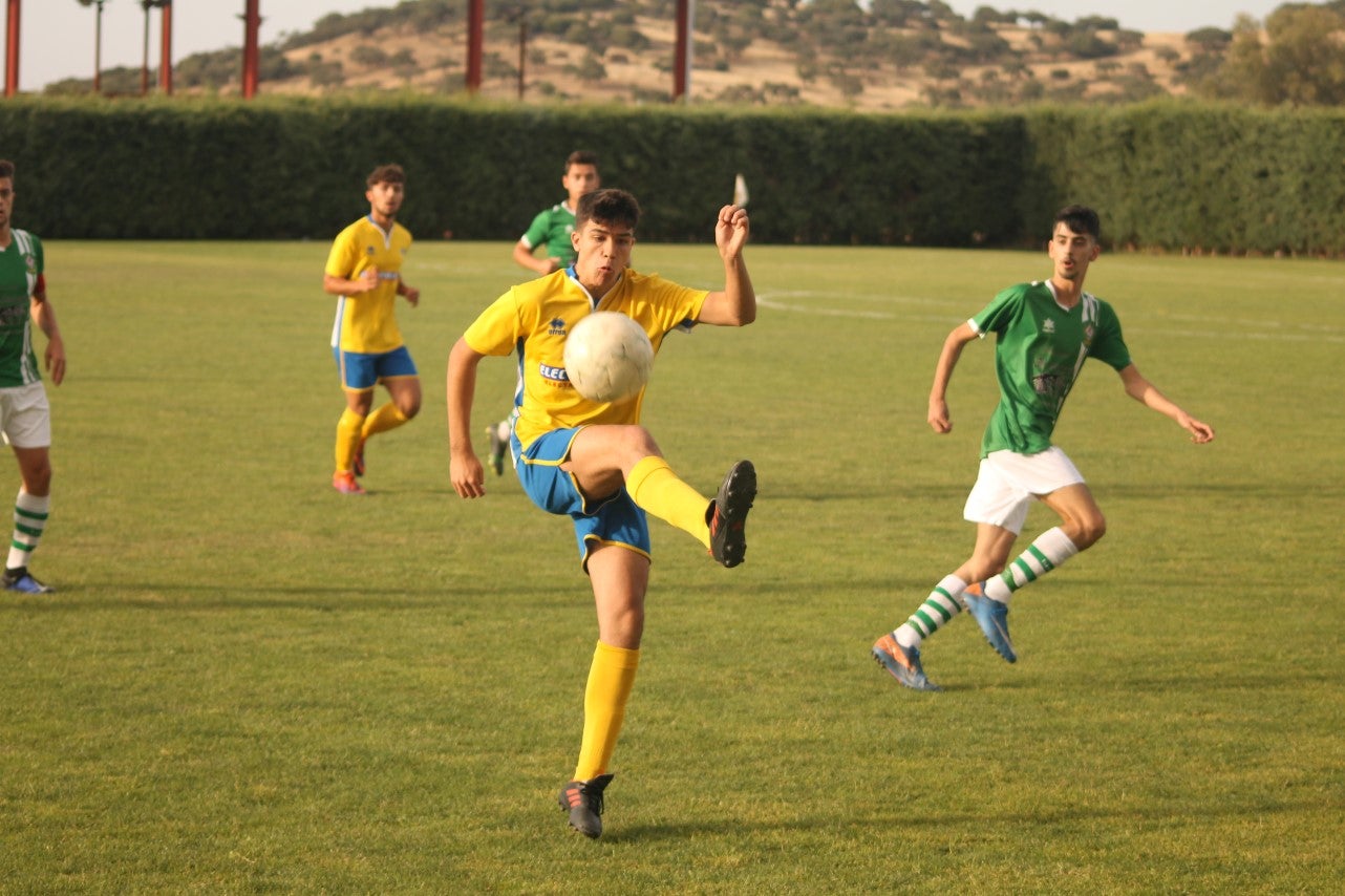 Algunas imágenes del encuentro de vuelta de la eliminatoria en la fase de ascenso a Primera División Juvenil Extremeña disputado en el Municipal de San Roque y que finalizó con 4-3 en el marcador y el ascenso de los valverdeños (24-05-2019)