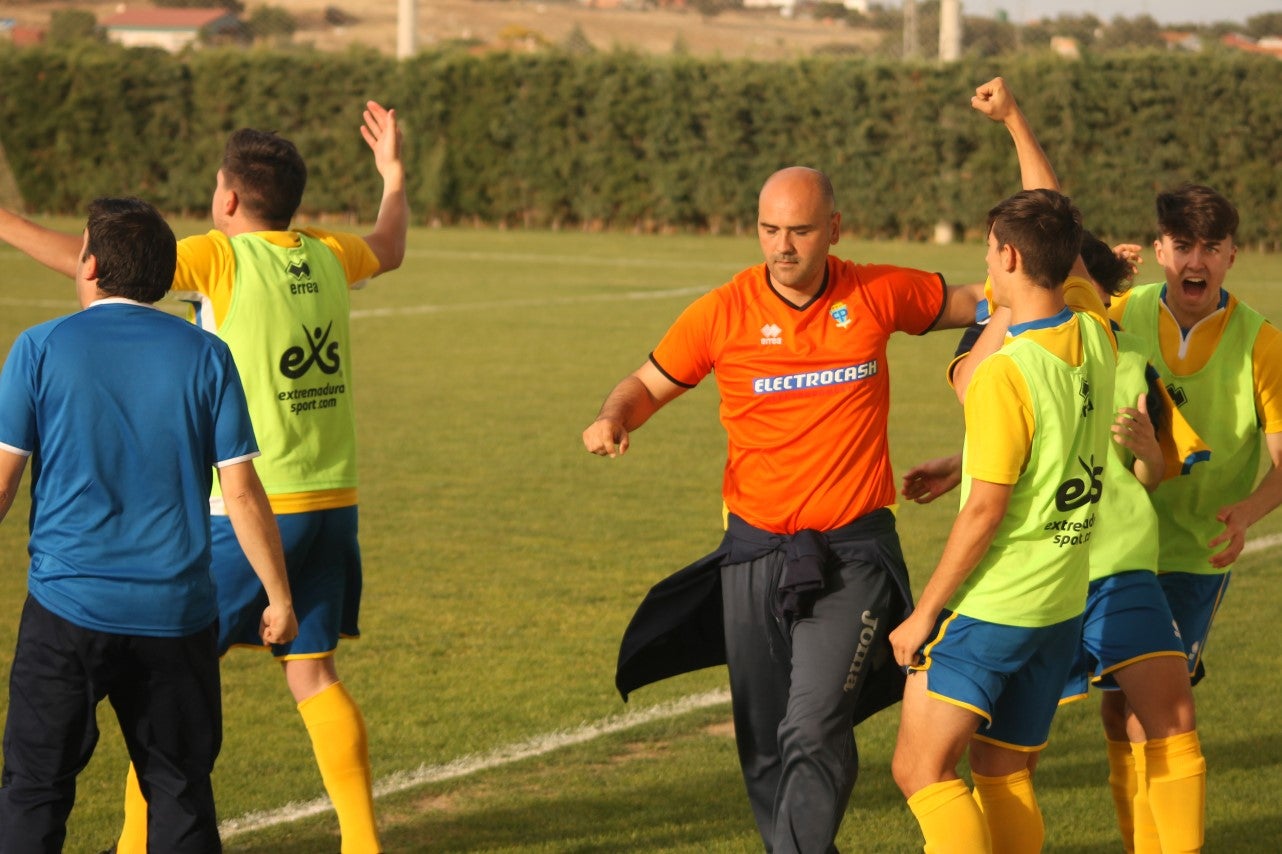 Algunas imágenes del encuentro de vuelta de la eliminatoria en la fase de ascenso a Primera División Juvenil Extremeña disputado en el Municipal de San Roque y que finalizó con 4-3 en el marcador y el ascenso de los valverdeños (24-05-2019)