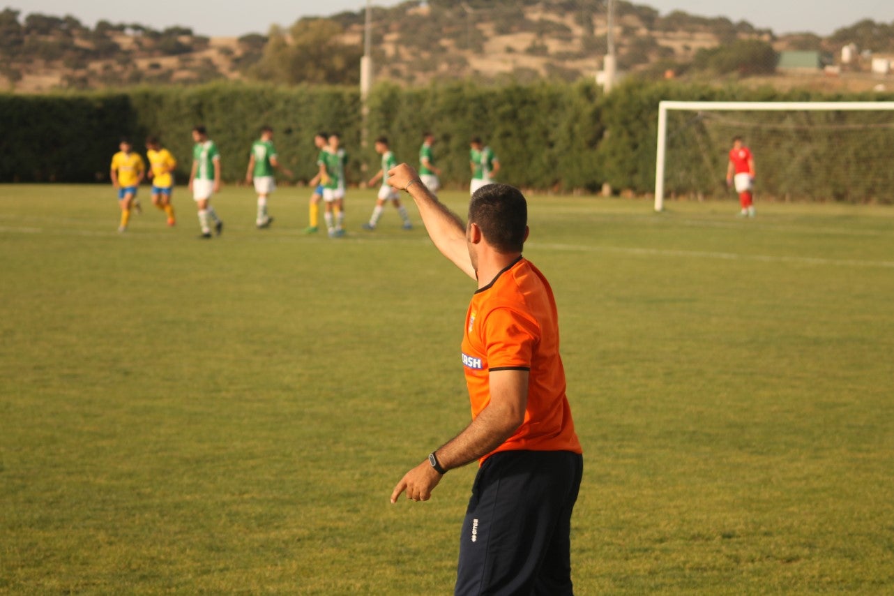 Algunas imágenes del encuentro de vuelta de la eliminatoria en la fase de ascenso a Primera División Juvenil Extremeña disputado en el Municipal de San Roque y que finalizó con 4-3 en el marcador y el ascenso de los valverdeños (24-05-2019)
