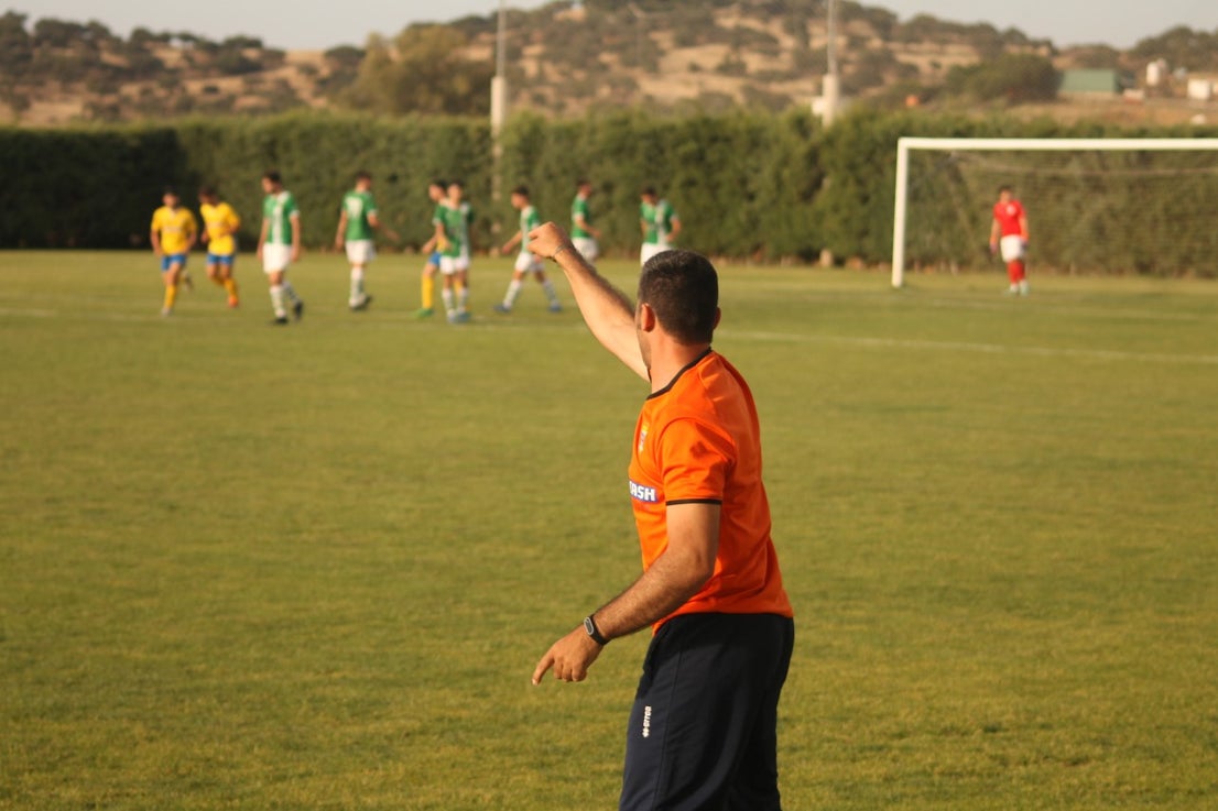 Algunas imágenes del encuentro de vuelta de la eliminatoria en la fase de ascenso a Primera División Juvenil Extremeña disputado en el Municipal de San Roque y que finalizó con 4-3 en el marcador y el ascenso de los valverdeños (24-05-2019)
