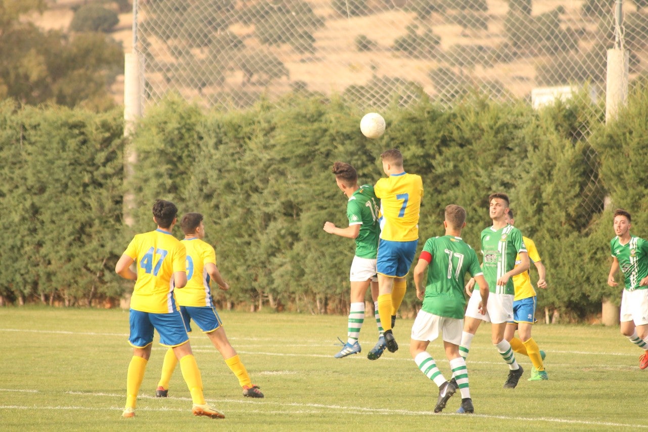 Algunas imágenes del encuentro de vuelta de la eliminatoria en la fase de ascenso a Primera División Juvenil Extremeña disputado en el Municipal de San Roque y que finalizó con 4-3 en el marcador y el ascenso de los valverdeños (24-05-2019)