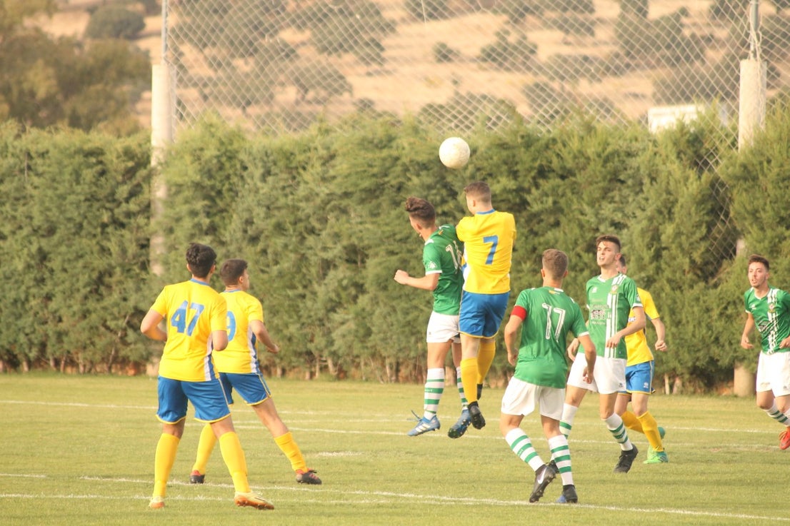 Algunas imágenes del encuentro de vuelta de la eliminatoria en la fase de ascenso a Primera División Juvenil Extremeña disputado en el Municipal de San Roque y que finalizó con 4-3 en el marcador y el ascenso de los valverdeños (24-05-2019)