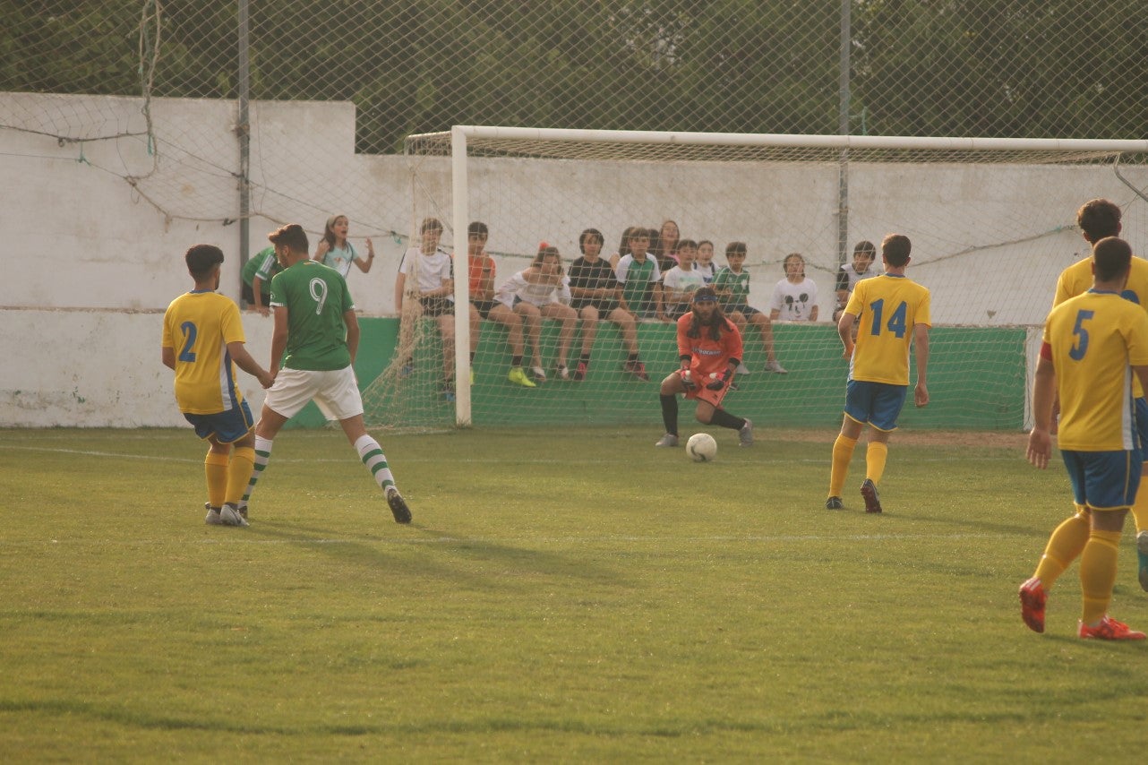 Algunas imágenes del encuentro de vuelta de la eliminatoria en la fase de ascenso a Primera División Juvenil Extremeña disputado en el Municipal de San Roque y que finalizó con 4-3 en el marcador y el ascenso de los valverdeños (24-05-2019)