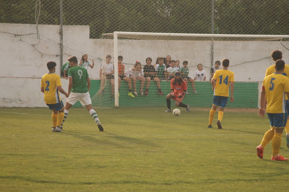 Algunas imágenes del encuentro de vuelta de la eliminatoria en la fase de ascenso a Primera División Juvenil Extremeña disputado en el Municipal de San Roque y que finalizó con 4-3 en el marcador y el ascenso de los valverdeños (24-05-2019)