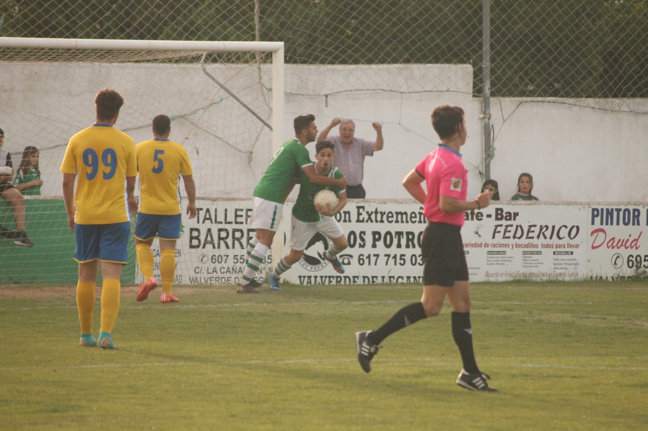 Imágenes del encuentro de vuelta de la eliminatoria de ascenso a Primera División Juvenil Extremeña que se disputó en el Municipal de San Roque y que terminó 4-3, certificándose el ascenso valverdeño (24-05-2019)