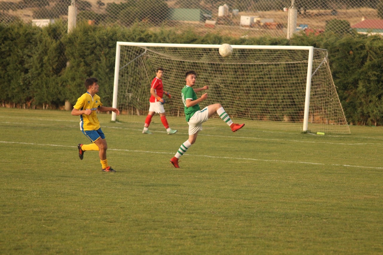 Imágenes del encuentro de vuelta de la eliminatoria de ascenso a Primera División Juvenil Extremeña que se disputó en el Municipal de San Roque y que terminó 4-3, certificándose el ascenso valverdeño (24-05-2019)