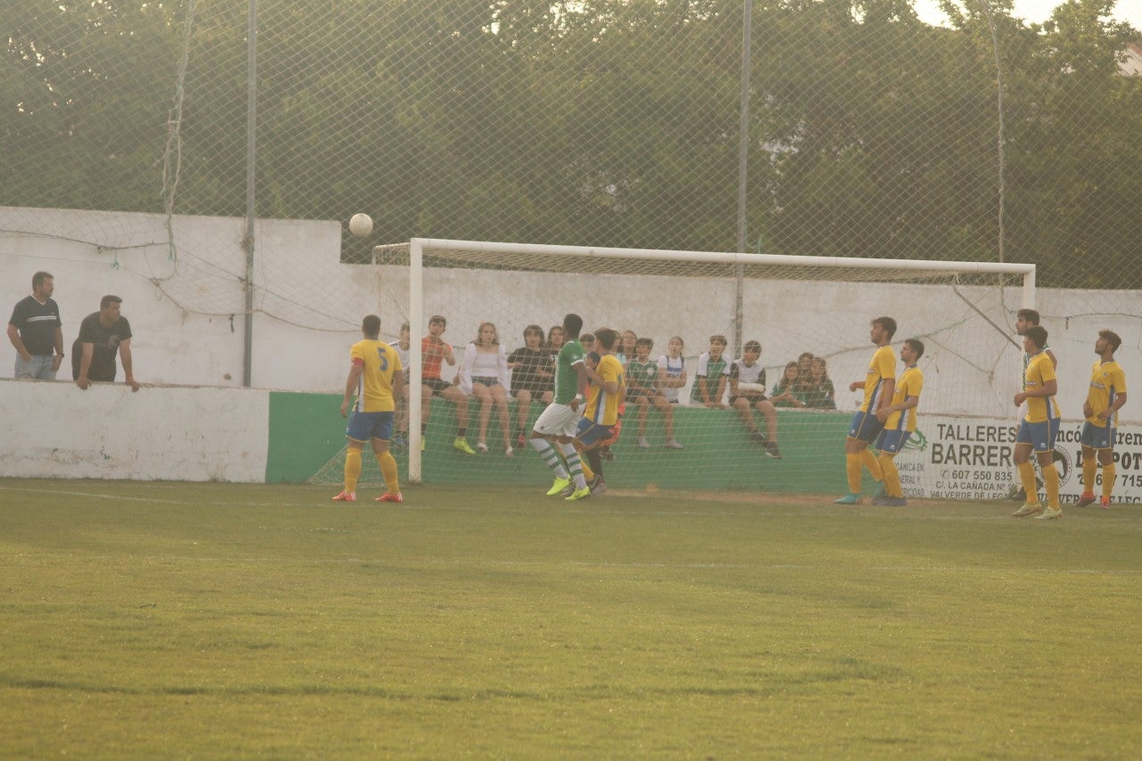 Imágenes del encuentro de vuelta de la eliminatoria de ascenso a Primera División Juvenil Extremeña que se disputó en el Municipal de San Roque y que terminó 4-3, certificándose el ascenso valverdeño (24-05-2019)