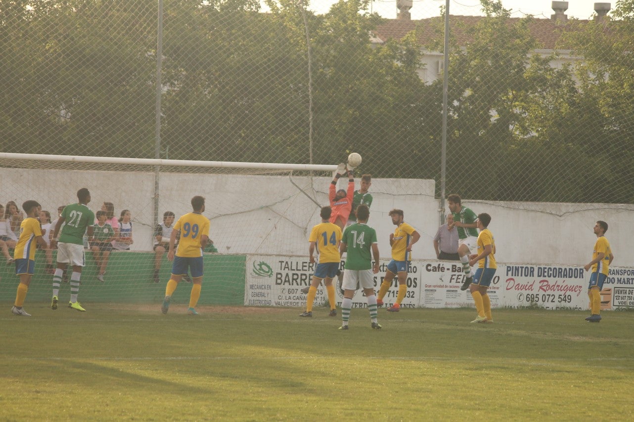 Imágenes del encuentro de vuelta de la eliminatoria de ascenso a Primera División Juvenil Extremeña que se disputó en el Municipal de San Roque y que terminó 4-3, certificándose el ascenso valverdeño (24-05-2019)