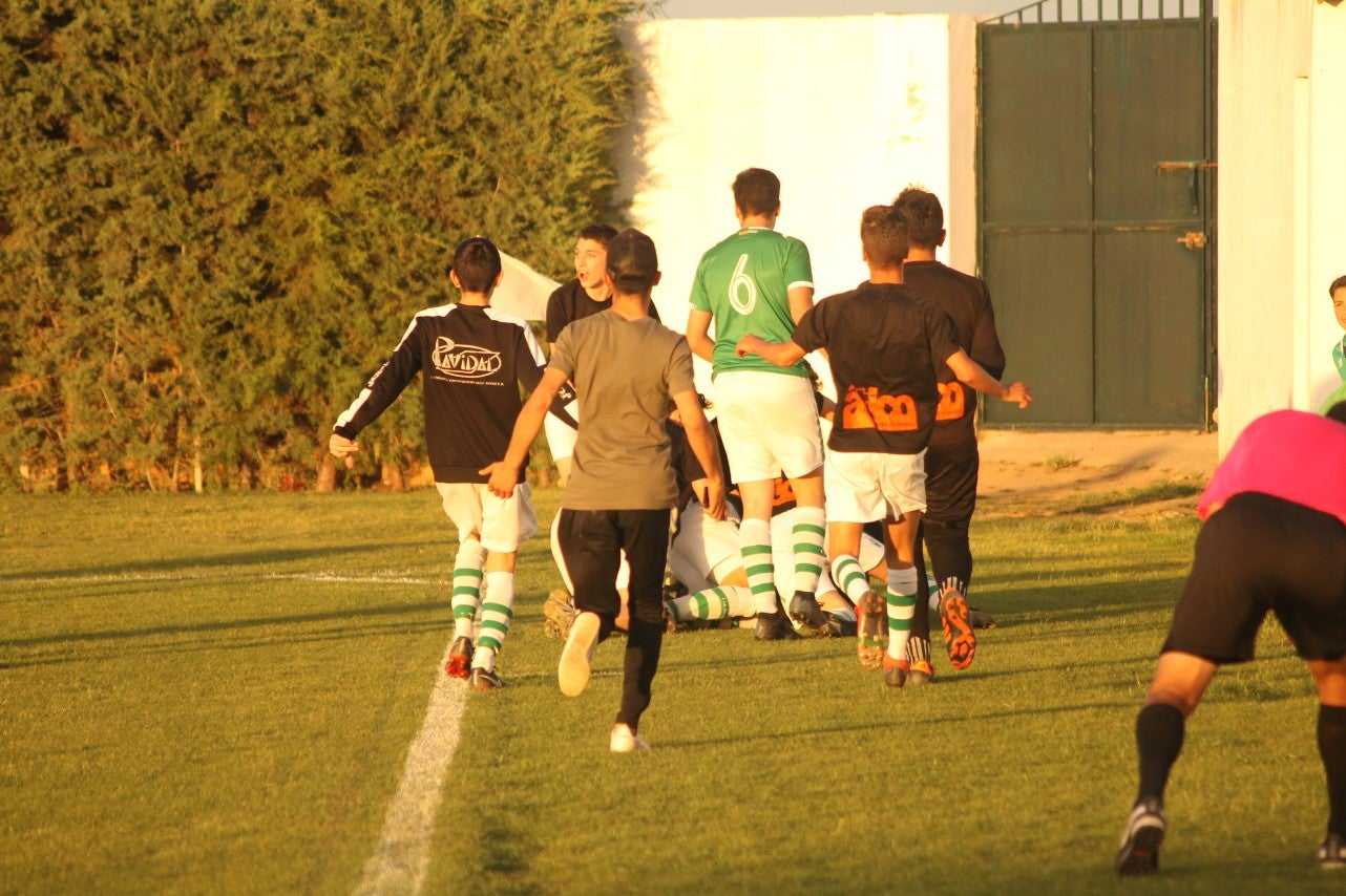 Imágenes del encuentro de vuelta de la eliminatoria de ascenso a Primera División Juvenil Extremeña que se disputó en el Municipal de San Roque y que terminó 4-3, certificándose el ascenso valverdeño (24-05-2019)