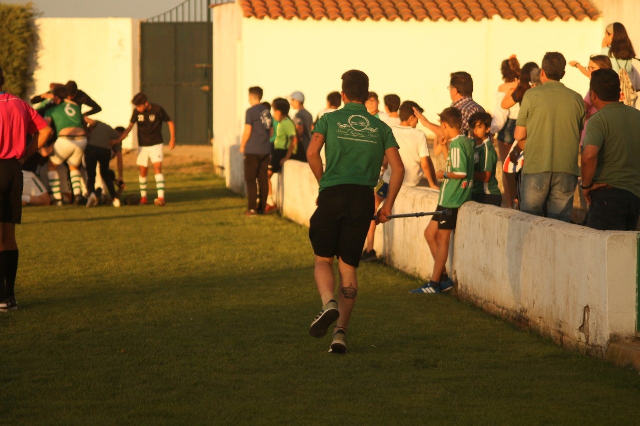 Imágenes del encuentro de vuelta de la eliminatoria de ascenso a Primera División Juvenil Extremeña que se disputó en el Municipal de San Roque y que terminó 4-3, certificándose el ascenso valverdeño (24-05-2019)