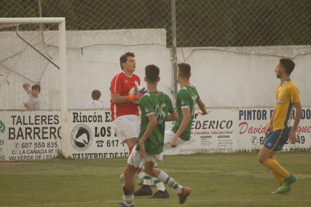 Imágenes del encuentro de vuelta de la eliminatoria de ascenso a Primera División Juvenil Extremeña que se disputó en el Municipal de San Roque y que terminó 4-3, certificándose el ascenso valverdeño (24-05-2019)