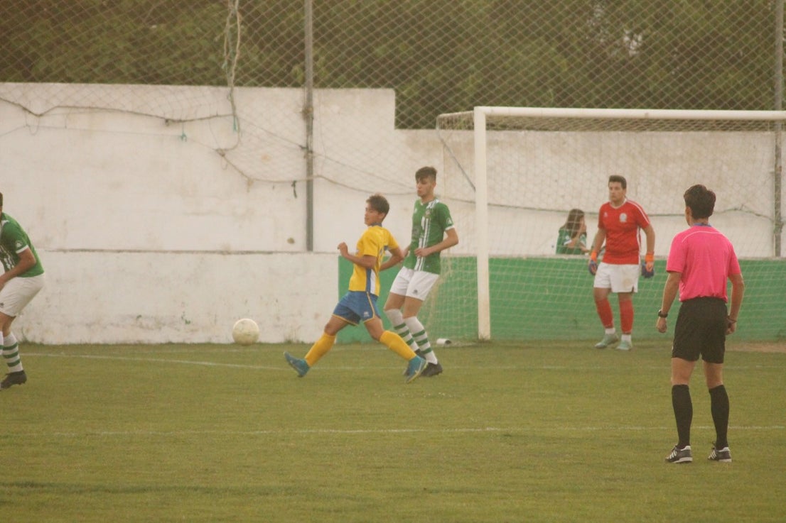 Imágenes del encuentro de vuelta de la eliminatoria de ascenso a Primera División Juvenil Extremeña que se disputó en el Municipal de San Roque y que terminó 4-3, certificándose el ascenso valverdeño (24-05-2019)