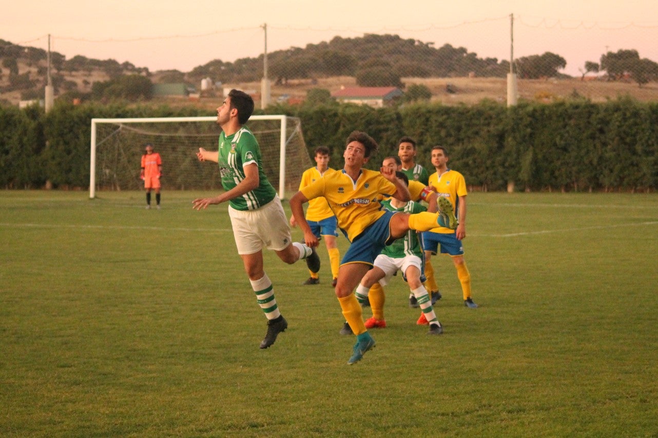 Imágenes del encuentro de vuelta de la eliminatoria de ascenso a Primera División Juvenil Extremeña que se disputó en el Municipal de San Roque y que terminó 4-3, certificándose el ascenso valverdeño (24-05-2019)