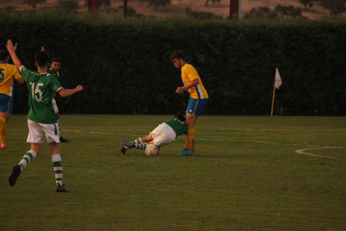 Imágenes del encuentro de vuelta de la eliminatoria de ascenso a Primera División Juvenil Extremeña que se disputó en el Municipal de San Roque y que terminó 4-3, certificándose el ascenso valverdeño (24-05-2019)