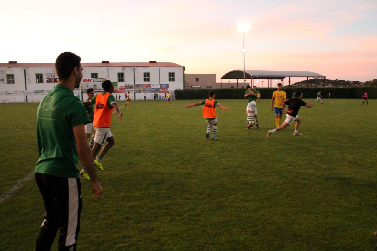 Imágenes del encuentro de vuelta de la eliminatoria de ascenso a Primera División Juvenil Extremeña que se disputó en el Municipal de San Roque y que terminó 4-3, certificándose el ascenso valverdeño (24-05-2019)