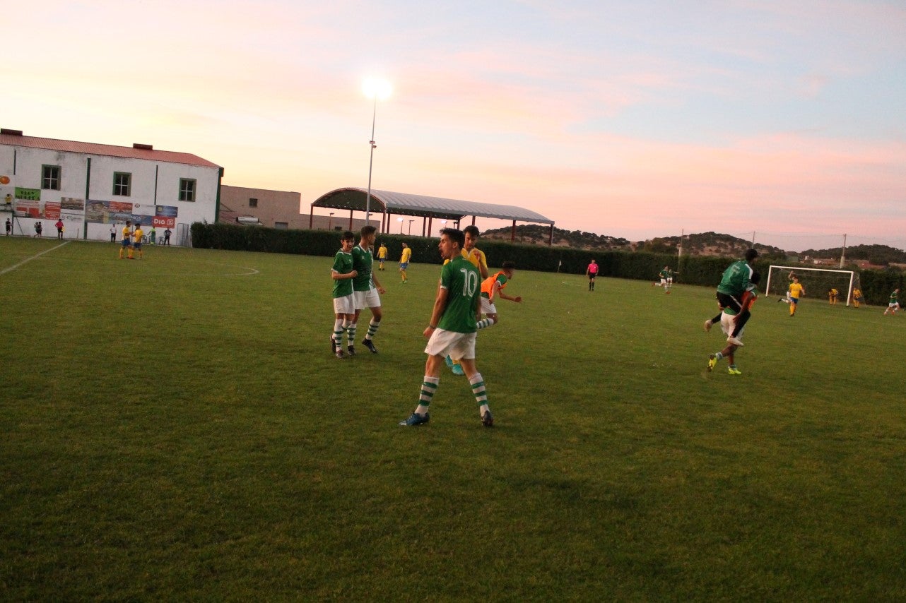 Imágenes del encuentro de vuelta de la eliminatoria de ascenso a Primera División Juvenil Extremeña que se disputó en el Municipal de San Roque y que terminó 4-3, certificándose el ascenso valverdeño (24-05-2019)
