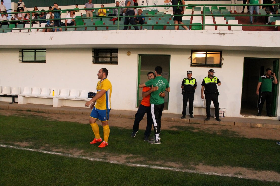 Imágenes del encuentro de vuelta de la eliminatoria de ascenso a Primera División Juvenil Extremeña que se disputó en el Municipal de San Roque y que terminó 4-3, certificándose el ascenso valverdeño (24-05-2019)