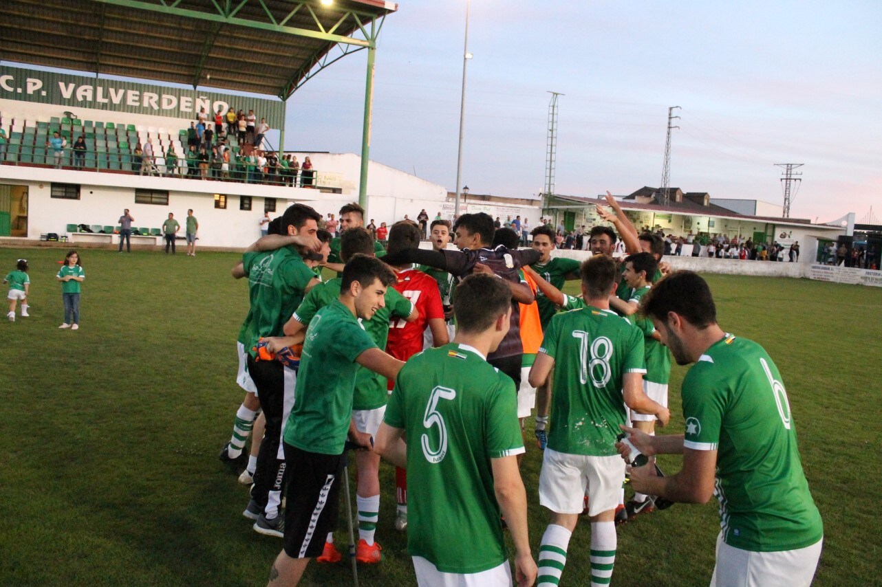 Imágenes del encuentro de vuelta de la eliminatoria de ascenso a Primera División Juvenil Extremeña que se disputó en el Municipal de San Roque y que terminó 4-3, certificándose el ascenso valverdeño (24-05-2019)