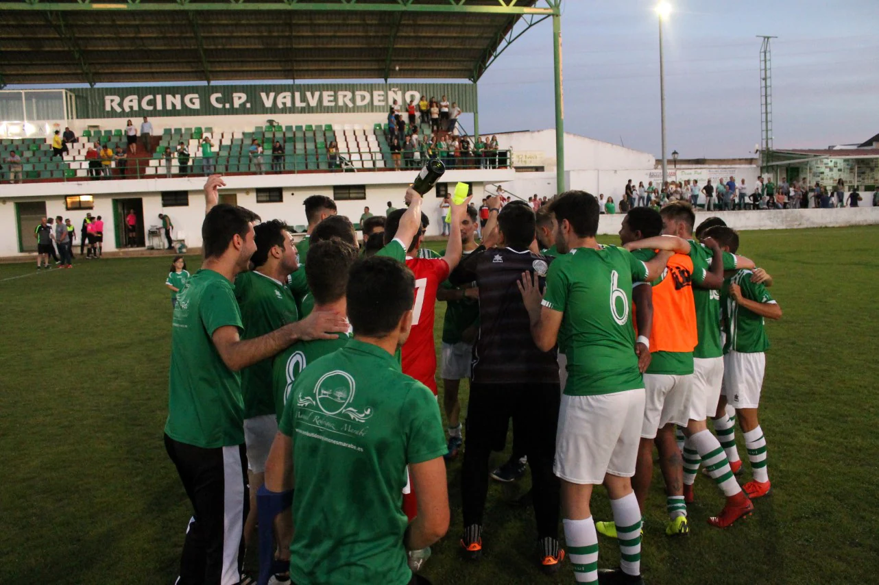 Imágenes del encuentro de vuelta de la eliminatoria de ascenso a Primera División Juvenil Extremeña que se disputó en el Municipal de San Roque y que terminó 4-3, certificándose el ascenso valverdeño (24-05-2019)