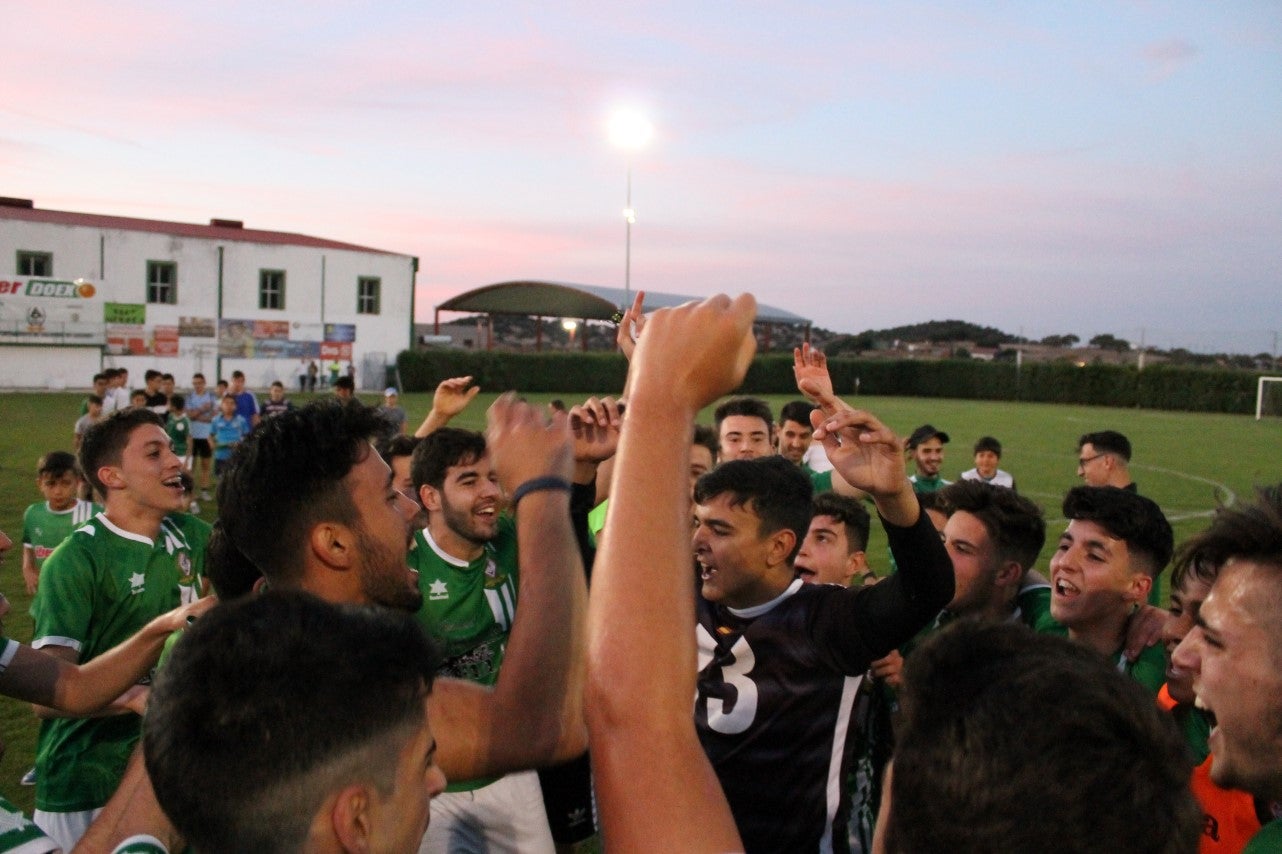 Imágenes del encuentro de vuelta de la eliminatoria de ascenso a Primera División Juvenil Extremeña que se disputó en el Municipal de San Roque y que terminó 4-3, certificándose el ascenso valverdeño (24-05-2019)