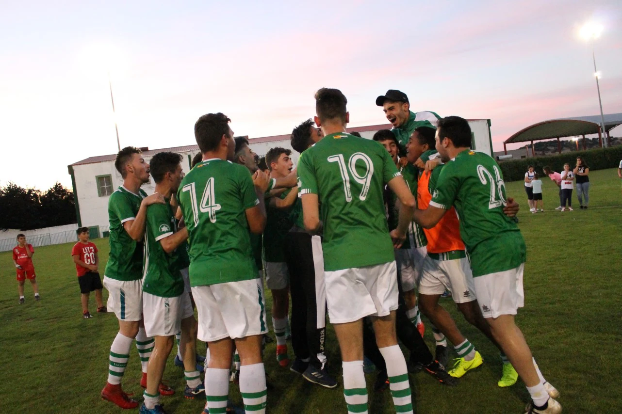 Imágenes del encuentro de vuelta de la eliminatoria de ascenso a Primera División Juvenil Extremeña que se disputó en el Municipal de San Roque y que terminó 4-3, certificándose el ascenso valverdeño (24-05-2019)