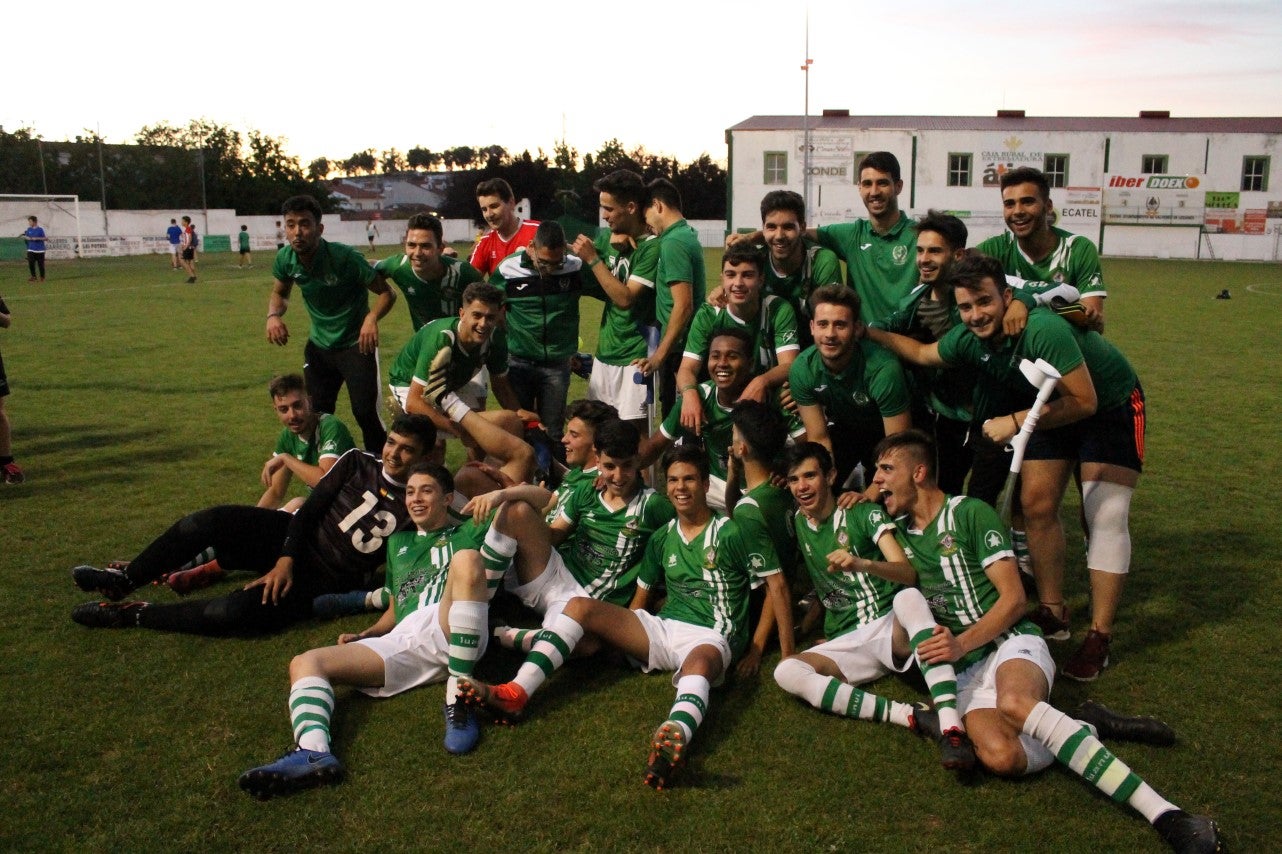 Imágenes del encuentro de vuelta de la eliminatoria de ascenso a Primera División Juvenil Extremeña que se disputó en el Municipal de San Roque y que terminó 4-3, certificándose el ascenso valverdeño (24-05-2019)